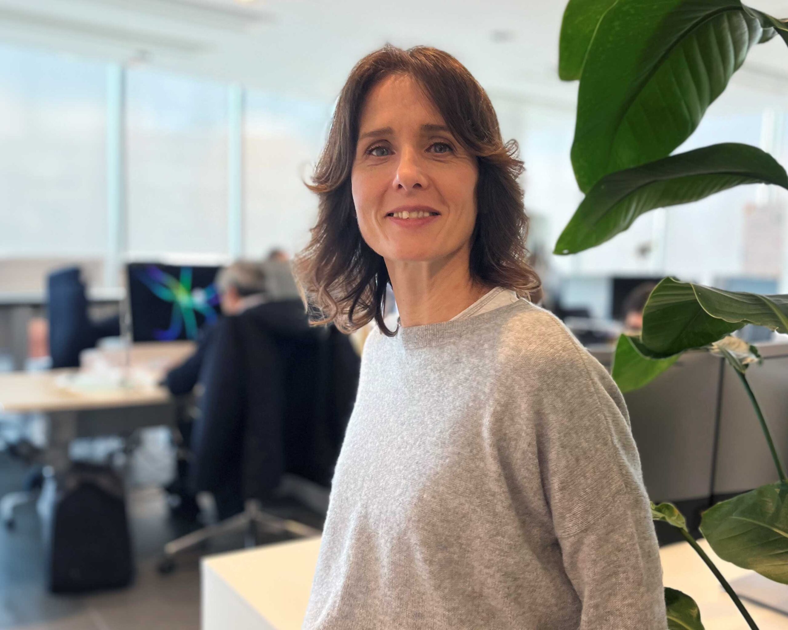 Ritratto di Sofia Vicari, COO di DVArea. Sullo sfondo l'headquarter di Brescia.