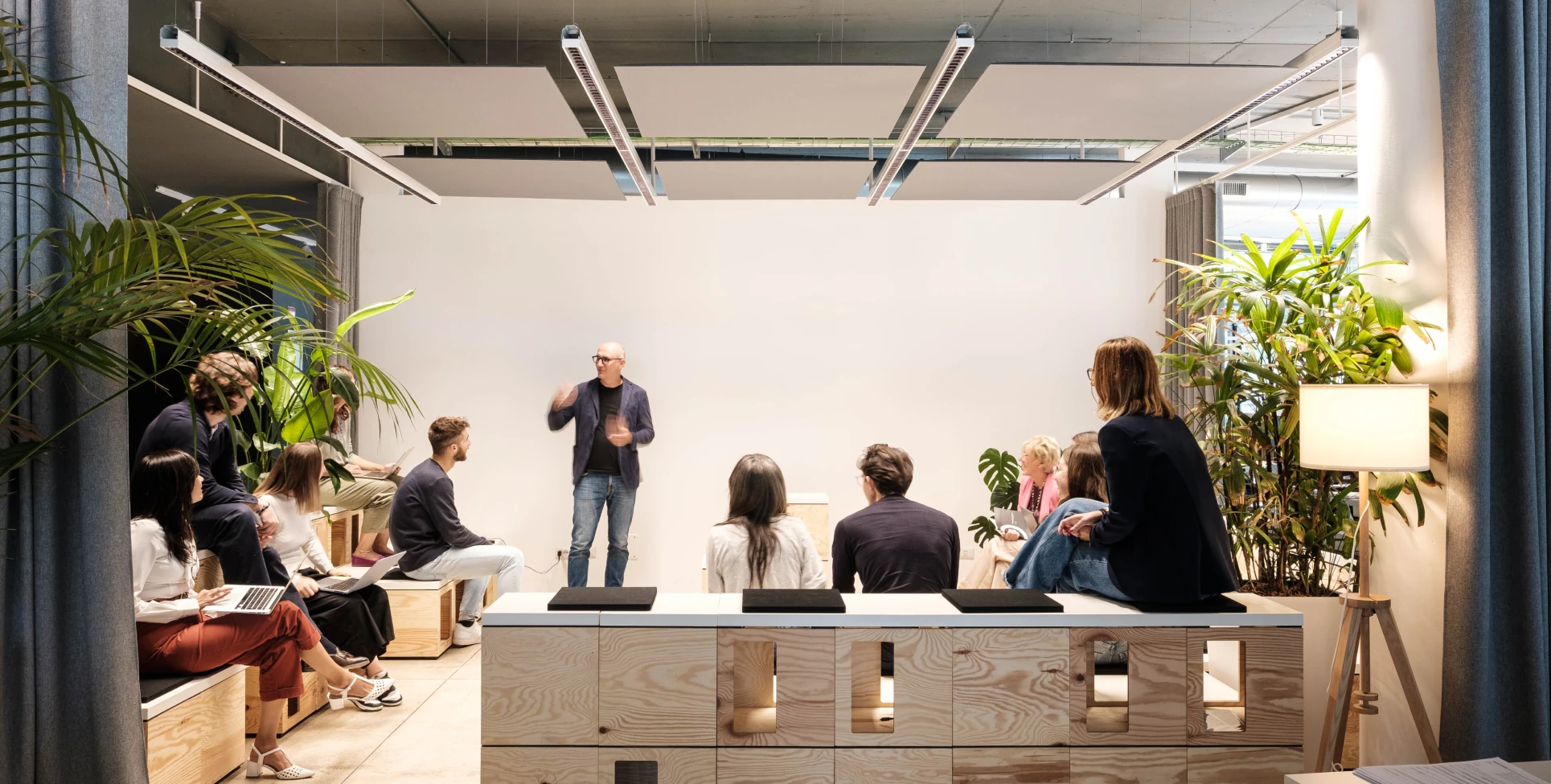 Fotografia dell'arena nell'HQ di DVArea con il CEO Armando Casella che parla di frontre a una platea di persone sedute ad ascoltare.