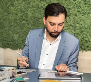 Manuel Romeo mentre analizza materiali e finiture di un progetto