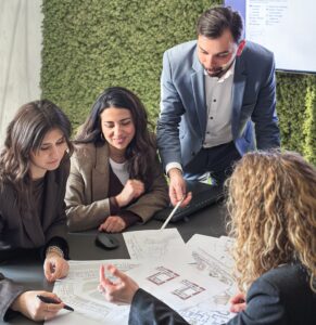Manuel Romeo in un momento di lavoro con il team