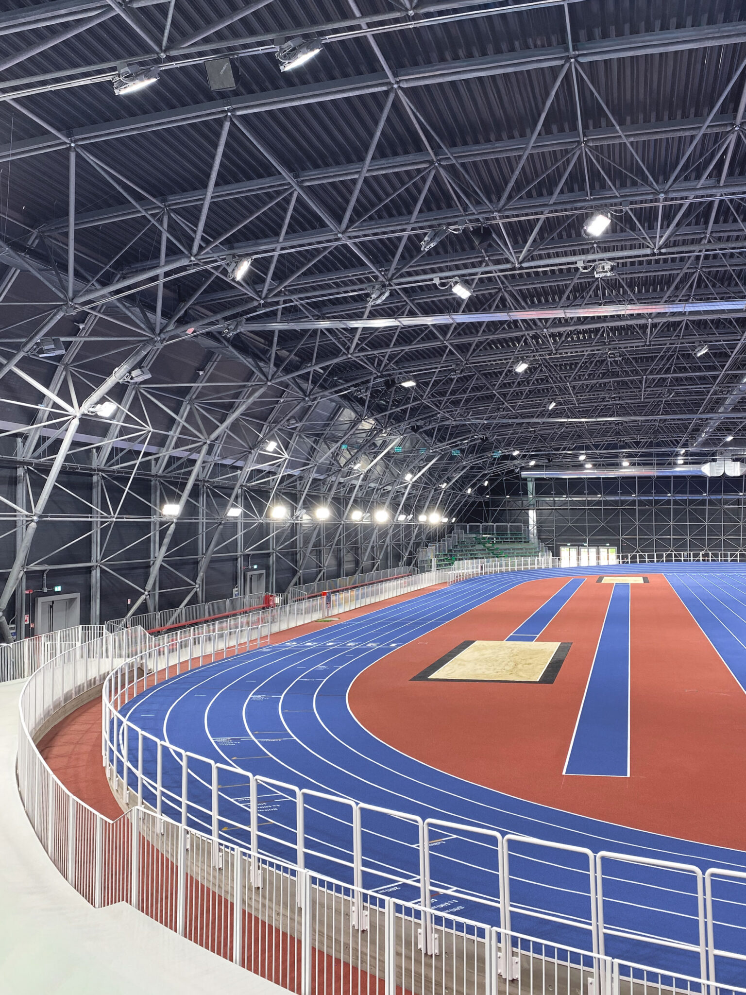 Interno della pista del Palazzetto Indoor di atletica a Brescia