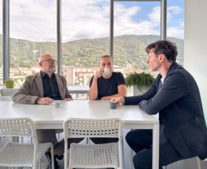 Dario Gaffurini mentre prende un caffè con alcuni membri del suo team