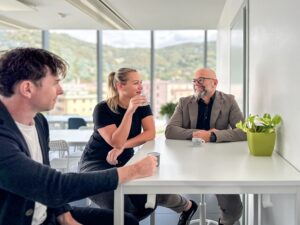 Dario Gaffurini mentre prende un caffè con il suo team
